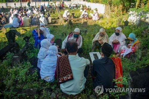 24일 르바란 명절 가족 기도회하는 족자카르타 주민들 [AFP=연합뉴스]