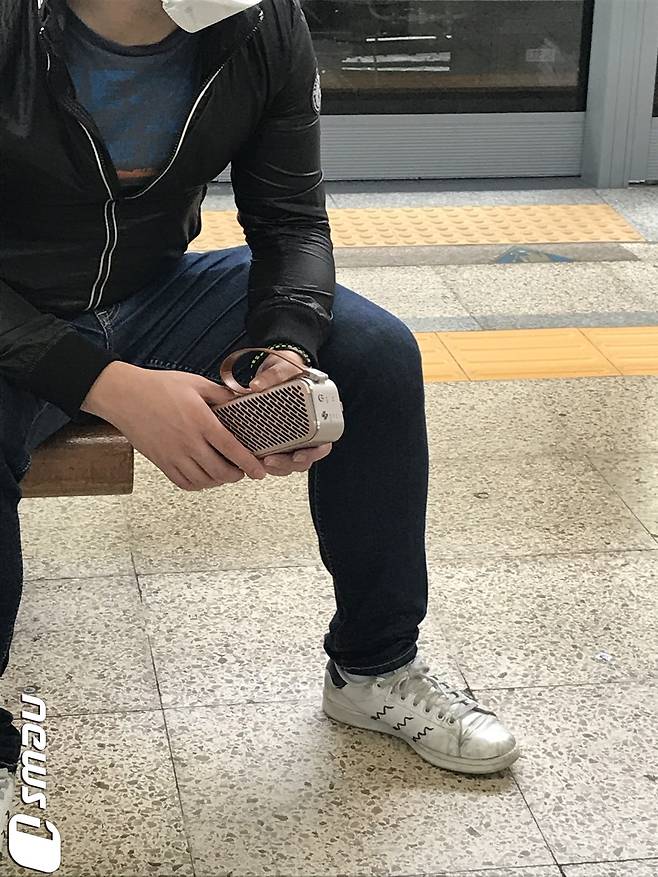 맨손으로 들고 다녀도 전혀 이상하지 않음. 모델이 다리가 짧음. © 뉴스1 권구용 기자