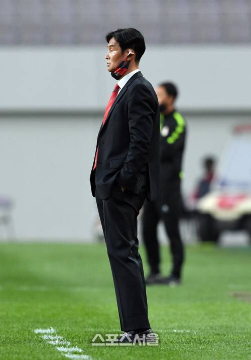 FC서울 최용수 감독이 17일 서울월드컵 경기장에서 무관중으로 진행된 하나원큐 K리그1 2020 FC서울과 광주FC의 경기에서 선수들의 플레이를 지켜보고 있다.  2020. 5. 17. 박진업기자 upandup@sportsseoul.com