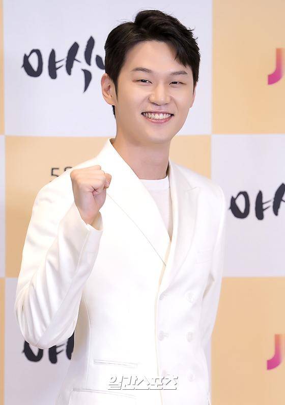 배우 이학주가 25일 오후 온라인 생중계로 진행된 JTBC 새 월화극 '야식남녀' 제작발표회에 참석해 포토타임을 갖고 있다,'야식남녀'(연출 송지원)는 야식 힐링 셰프 진성과 열혈 피디 아진, 잘 나가는 천재 디자이너 태완의 알고 보니 경로이탈 삼각 로맨스로 정일우, 강지영, 이학주 등이 열연한다. 25일 첫 방송.〈사진=JTBC 제공〉김진경 기자 kim.jinkyung@jtbc.co.kr/2020.05.25/