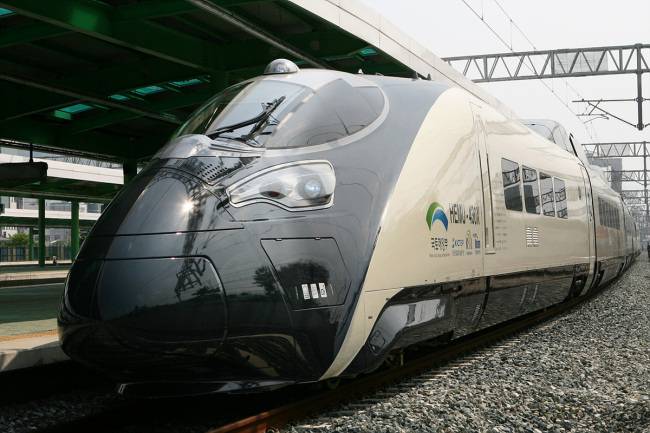 최고 시속 430㎞의 초고속열차 ‘해무(HEMU-430X)’를 여객운송에 투입하기 위한 인프라 조성사업이 본격화 될 전망이다. 사진은 해무(HEMU-430X) 모습. [한국철도(코레일) 제공]