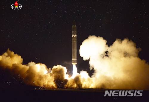 【서울=뉴시스】북한 김정은 국무위원장이 29일 새벽 평양인근에서 신형 대륙간탄도미사일(ICBM)급 화성-15형 미사일 발사 현장을 찾아 참관했다고 밝혔다. 2017.11.30.(출처=조선중앙TV)  photo@newsis.com