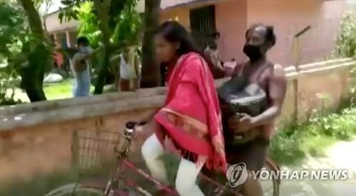 인도 소녀, 다친 부친 싣고 자전거로 1천200㎞ 필사의 귀향 [로이터=연합뉴스]