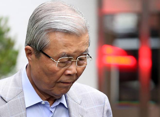 김종인 미래통합당 비상대책위원장 내정자가 25일 오전 서울 종로구에 위치한 자택을 나서고 있다. 연합뉴스