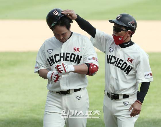 지난 24일 인천 SK행복드림구장에서 열린 2020 프로야구 KBO리그 SK와이번스와 KIA타이거즈의 경기. SK 최정이 8회말 2사 3루 외야펜스 바로 앞에서 잡히는 플라이볼을 치고 아웃된 후 아쉬워하자 조동화 코치가 위로하고 있다.인천=김민규 기자