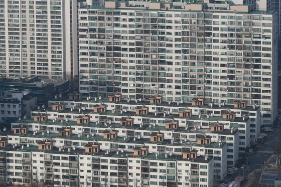 27일부터 분양하는 수도권 공공분양주택의 경우 최대 5년간 의무적으로 거주해야 한다. 서울 도심 아파트 단지. ［뉴스1］