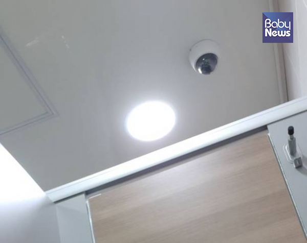 A어린이집 화장실에 설치된 CCTV 모습 ⓒ제보자 제공