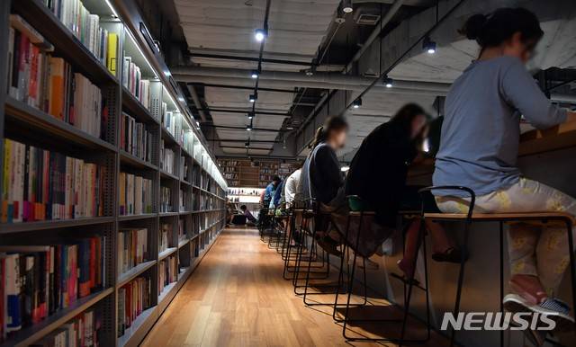 【부산=뉴시스】 하경민 기자 = 서점 풍경. 2018.07.25.  yulnetphoto@newsis.com