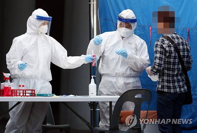 "부천 물류센터 관련 확진자 오늘 오전 9시까지 총 36명" (부천=연합뉴스) 윤태현 기자 = 경기도 부천 쿠팡 물류센터에서 신종 코로나바이러스 감염증(코로나19) 확진자가 속출한 27일 오전 경기도 부천시 종합운동장 외부 주차장에 마련된 선별진료소에서 보건 당국 관계자들이 한 시민을 검체 검사하고 있다. tomatoyoon@yna.co.kr