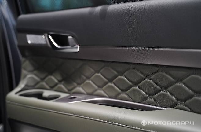 카키에 적용된 크로스 체크 소재. 텍스처가 짜임새 있게 위치해 있지만, 고급감과는 거리가 있어 보인다.