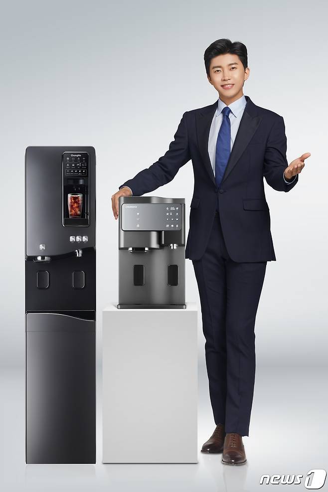 청호나이스 모델 임영웅과 '커피얼음정수기 휘카페550'(왼쪽), '살균얼음정수기 세니타' © 뉴스1