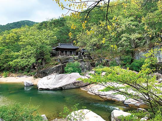 4곡 금사담(金沙潭). 동양화의 한 장면인가 싶을 정도로 비현실적인 자태다.