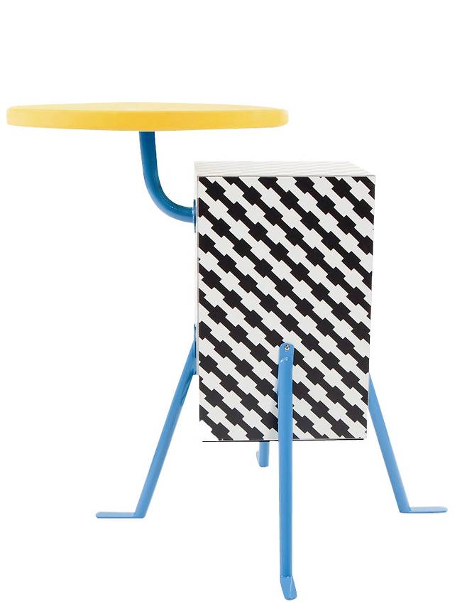 멤피스 디자인 특유의 기하학적 패턴을 위트있게 조합한 ‘크리스톨’ 테이블은 가격 미정, Memphis by Rooming.