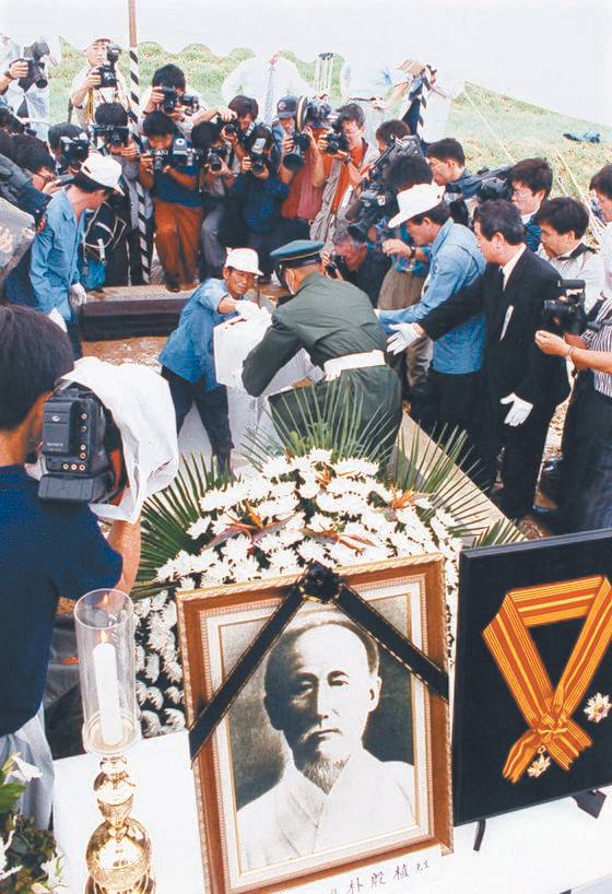 박은식 선생의 유해가 1993년 8월 서울 동작동 국립묘지 애국지사 묘역에 안장 되고 있다.