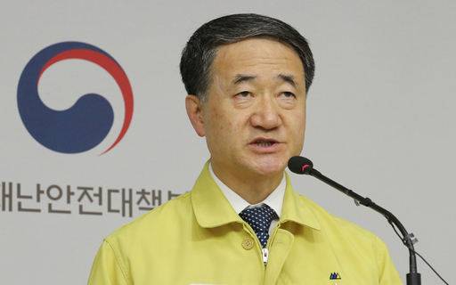 박능후 중앙재난안전대책본부 1차장(보건복지부 장관)이 28일 '코로나19 긴급관계장관회의' 결과 등을 발표하고 있다. 연합뉴스