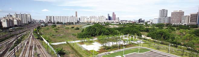 서울 용산 철도정비창 부지 인근 한강로동 등 13개 정비사업 구역이 20일부터 내년 5월까지 1년간 토지거래허가구역으로 지정됐다. 앞으로 이 지역의 일정 면적 이상 주택과 상가, 토지 등을 거래할 때는 구청의 허가를 받고 2년간 원래 용도대로 이용해야 한다. 사진은 이날 용산 정비창 부지. [연합]