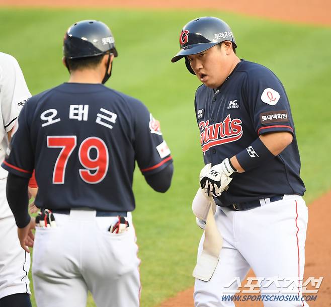 롯데 자이언츠와 두산 베어스의 2020 KBO 리그 경기가 29일 잠실구장에서 열렸다. 2회초 롯데 김준태가 중견수 앞 안타를 치고 오태근 1루 코치와 하이파이브를 하고 있다. 잠실=허상욱 기자 wook@sportschosun.com/2020.05.29/