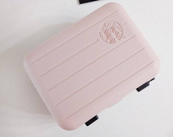 여행작가 김수정씨가 자신의 블로그에 올린 분홍색 스타벅스 서머 레디백. 이번 스타벅스 굿즈 중 가장 인기가 높은 제품이다. 스스로
