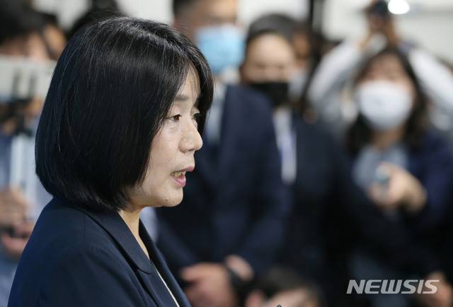 [서울=뉴시스] 장세영 기자 = 윤미향 더불어민주당 의원이 지난 29일 서울 여의도 국회 소통관에서 정의기억연대(정의연) 회계부정 의혹 등 각종 논란에 대한 취재진의 질문에 답하고 있다. 2020.05.29. photo@newsis.com