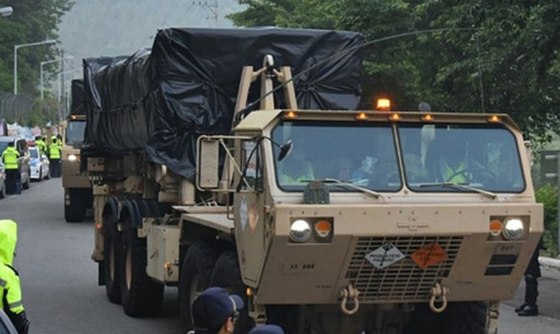 지난 29일 오전 경북 성주 사드(THAAD·고고도미사일방어체계) 기지에 군 장비들이 들어가고 있다. 성주=연합뉴스