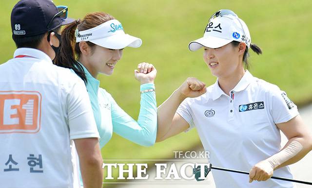 함께 플레이 한 정슬기와 팔꿈치로 인사!