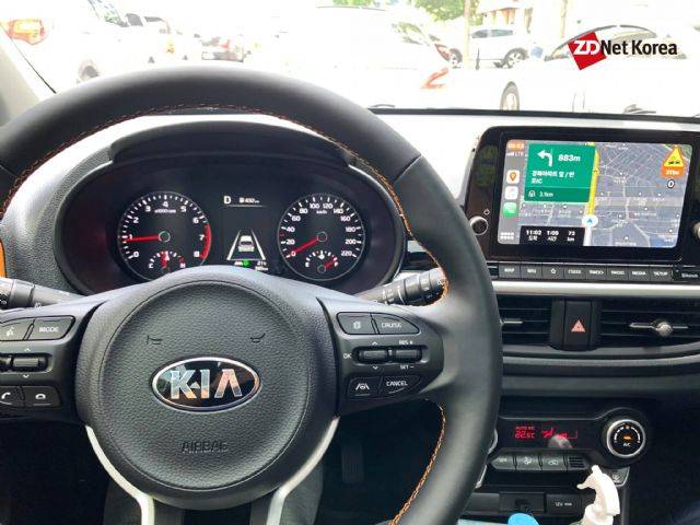 4.2인치 클러스터, 8인치 센터페시아 디스플레이 등이 장착된 기아차 모닝 어반 실내 (사진=지디넷코리아)