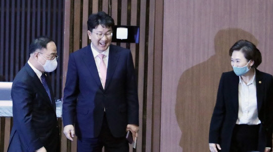 홍남기(왼쪽 첫번째부터) 경제부총리 겸 기획재정부 장관, 무소속 권성동 의원, 김현미 국토교통부 장관이 지난달 20일 열린 국회 본회의에서 대화하고 있다.<연합뉴스>