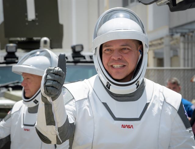 스페이스X 창업자 일론 머스크가 제작에 참가한 우주복을 입고 있는 유인 우주선 ‘크루 드래건’의 우주인들. 케이프 커내버럴=로이터 연합뉴스