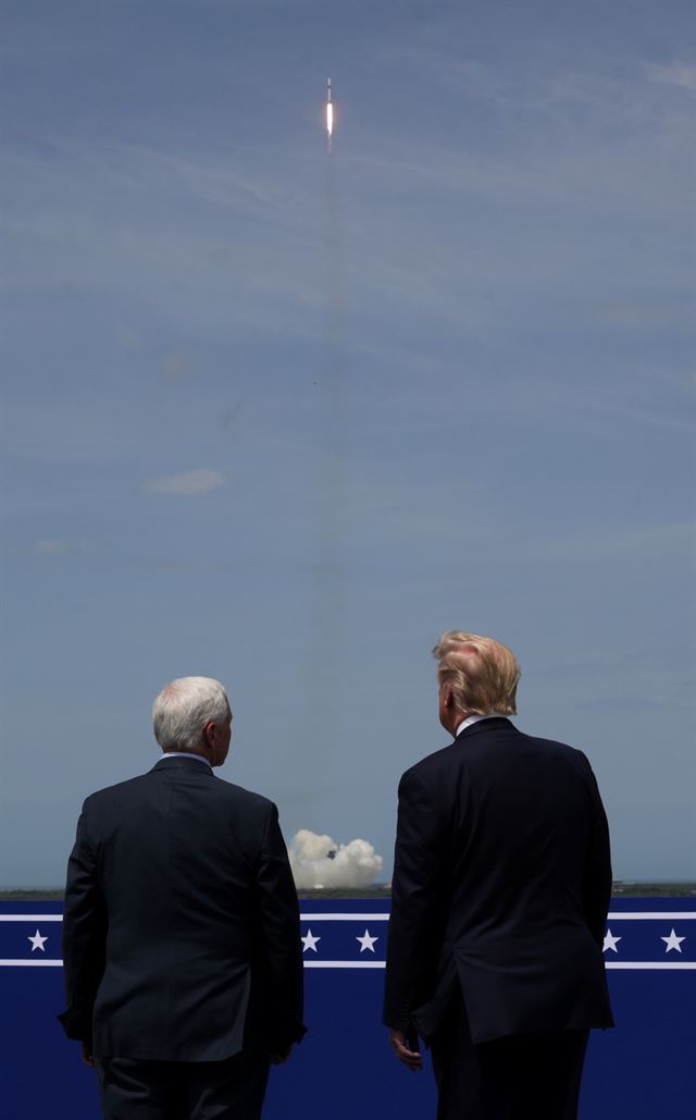 도널드 트럼프(오른쪽) 미국 대통령과 마이크 펜스 부통령이 30일 플로리다주 케네디우주센터에서 팰컨9 로켓의 발사 장면을 지켜보고 있다. 케이프 커내버럴=AP 연합뉴스