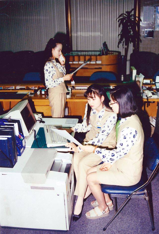 1995년 동화은행 직원들이 바지, 스커트 등 다양한 형태의 유니폼을 입고 업무를 보고 있다. 한국일보 자료사진