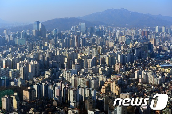 4월 서울 아파트 거래량이 3월과 비교해 3분의 1 가까이 감소한 것으로 나타났다./사진=뉴스1