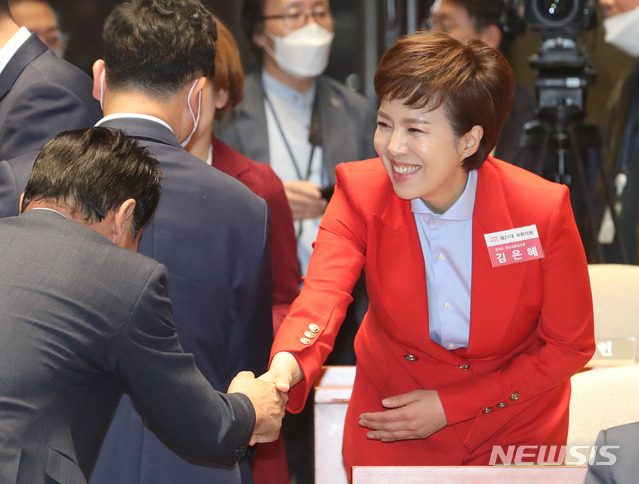 [서울=뉴시스]김명원 기자 = 김은혜 미래통합당 당선인이 22일 오전 서울 여의도 국회 예결위회의장에서 열린 미래통합당 제21대 국회 당선자 워크숍에서 참석한 당선인들과 인사하고 있다. 2020.05.22. kmx1105@newsis.com