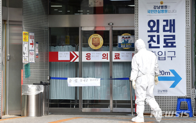 [용인= 뉴시스] 김종택기자 = 경기 용인시 기흥구 강남병원 20대 직원이 신종 코로나바리러스 감염증(코로나19) 확진 판정을 받아 19일 병원이 폐쇄됐다. 병원 방사선사로 알려진 이 직원은 안양시 동안구 호계동에 거주하며 출.퇴근시 분당선 기흥역에서 승차해 서현역에 내려 버스를 타는 등 대중교통을 이용한 것으로 확인됐다. 2020.05.19.semail3778@naver.com