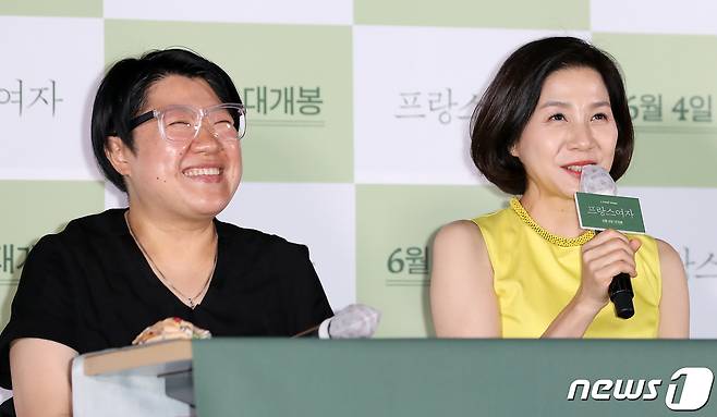 배우 김호정이 1일 서울 광진구 자양동 롯데시네마 건대입구에서 열린 영화 ‘프랑스여자’ 언론시사회에서 취재진 질문에 답변하고 있다. 영화 '프랑스여자'는 20년 전 배우의 꿈을 안고 프랑스 파리로 떠난 미라가 서울로 돌아와 옛 친구들과 재회한 후 과거와 현재를 넘나들며 꿈과 현실이 교차하는 특별한 여행을 하는 이야기를 그렸다. 2020.6.1/뉴스1 © News1 김진환 기자