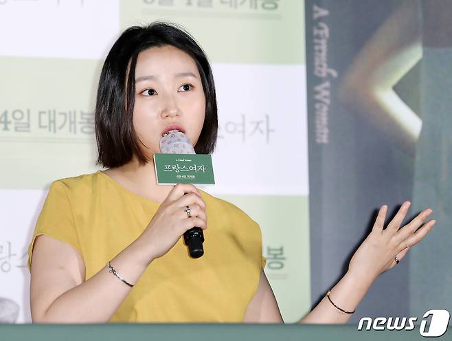 배우 유아벨이 1일 서울 광진구 자양동 롯데시네마 건대입구에서 열린 영화 ‘프랑스여자’ 언론시사회에서 취재진의 질문에 답변하고 있다. 영화 '프랑스여자'는 20년 전 배우의 꿈을 안고 프랑스 파리로 떠난 미라가 서울로 돌아와 옛 친구들과 재회한 후 과거와 현재를 넘나들며 꿈과 현실이 교차하는 특별한 여행을 하는 이야기를 그렸다. 2020.6.1/뉴스1 © News1 김진환 기자