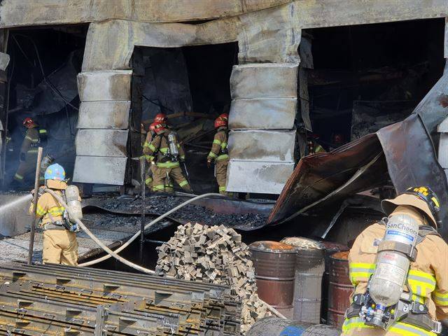 지난달 29일 오후 경기도 이천시 모가면 물류창고 공사현장에서 화재가 발생해 소방대원들이 진화 작업을 벌이고 있다. 경기도소방재난본부 제공
