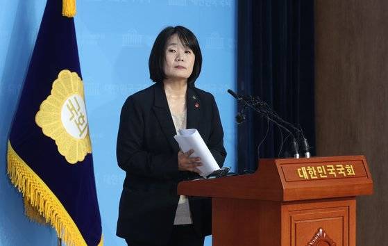 29일 국회에서 기자회견 하는 윤미향 더불어민주당 의원. 김경빈