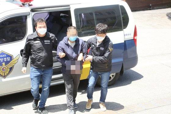 해경 수사팀이 1일 오후 밀입국 중국인을 태안해경으로 압송하고 있다. 이 중국인은 지난달 31일 광주광역시 경찰지구대에 자수했다. [사진 태안해경]