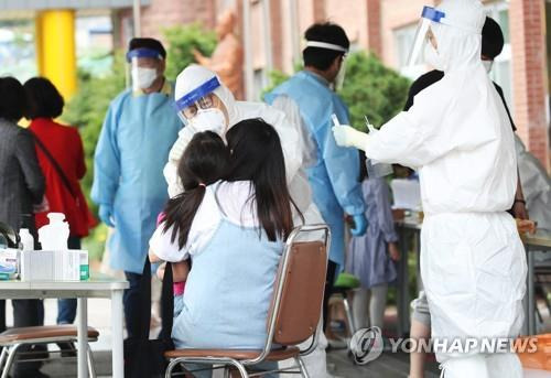 학교에 설치된 코로나19 선별진료소(기사 내용과 직접 관계없음) [연합뉴스 자료사진]