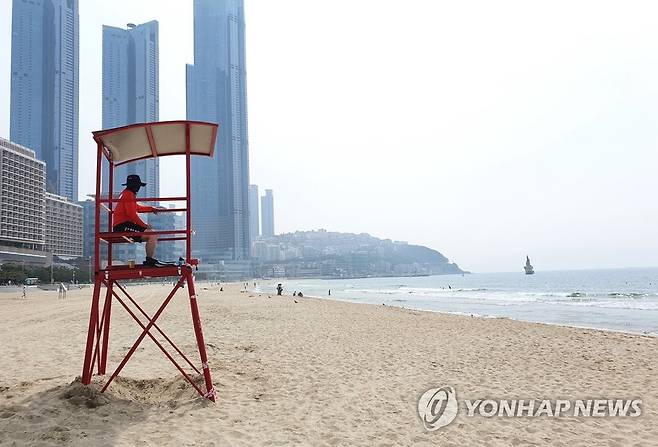 안전요원 배치된 해운대 해수욕장 (부산=연합뉴스) 차근호 기자 = 부산 해운대해수욕장이 안전개장을 시작한 1일 물놀이 구간 앞 해수욕장 백사장에 설치된 망루에 안전요원이 배치돼있다. 2020.6.1 ready@yna.co.kr