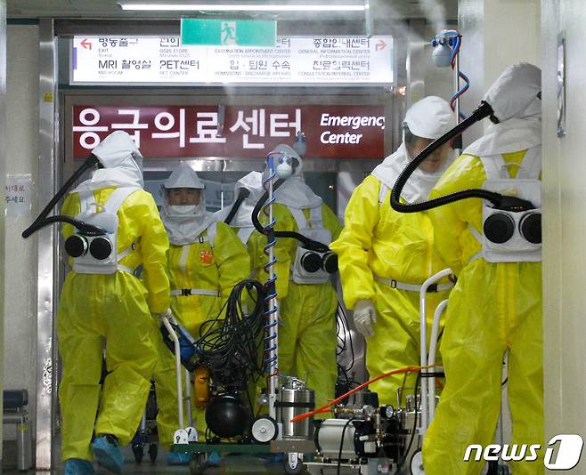 5월26일 오전 신종 코로나바이러스 감염증(코로나19) 지역거점병원인 계명대 대구동산병원에서 전문방역업체 직원들이 코로나19 확진 환자 치료에 사용된 격리병동 내부에 들어가 멸균작업을 진행하는 모습. 2020.5.26/뉴스1 © News1 공정식 기자