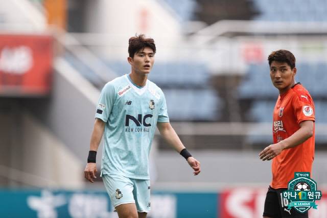 서울 이랜드의 이상민(왼쪽). 사진제공=한국프로축구연맹