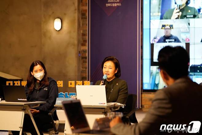 (서울=뉴스1) = 박영선 중소벤처기업부 장관이 20일 서울 마포구 드림스퀘어에서 열린 컴업 조직위원회 발대식에서 모두발언을 하고 있다.  컴업은 국내 최고의 권위와 최대 규모를 자랑하는 혁신벤처와 스타트업을 위한 글로벌 네트워킹 행사다. 올해는 오는 11월19일부터 21일까지 서울 동대문디자인플라자(DDP)에서 개최된다. (중소벤처기업부 제공)  2020.5.20/뉴스1