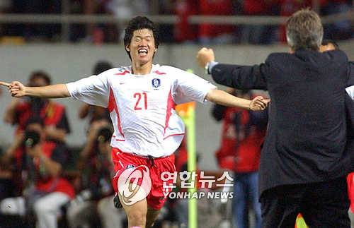 히딩크 향해 달리는 박지성 [연합뉴스 자료사진]
