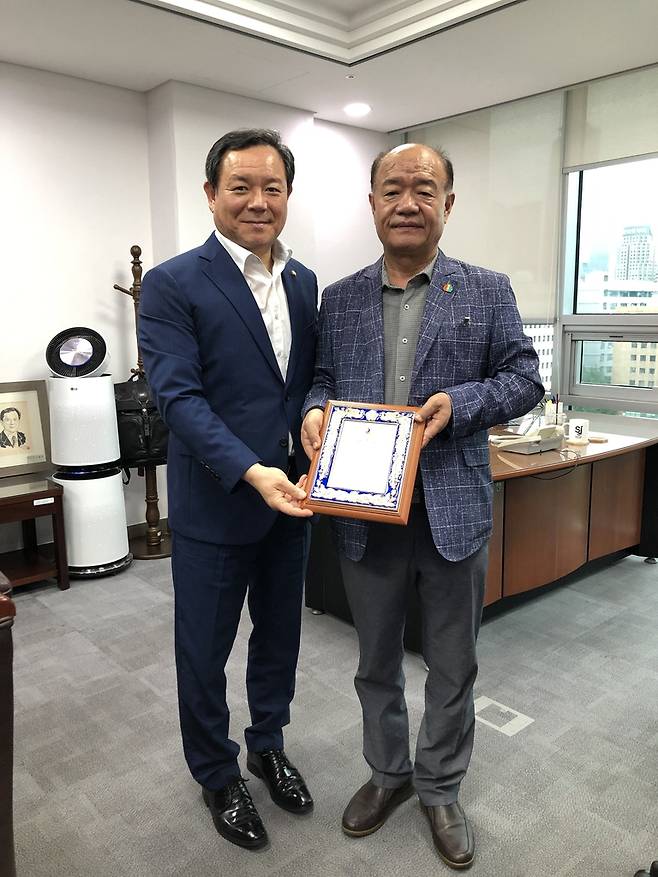 5·18 구속자동지회 감사패 받는 이형석 의원(왼쪽) [더불어민주당 이형석 의원실 제공. 재판매 및 DB 금지]