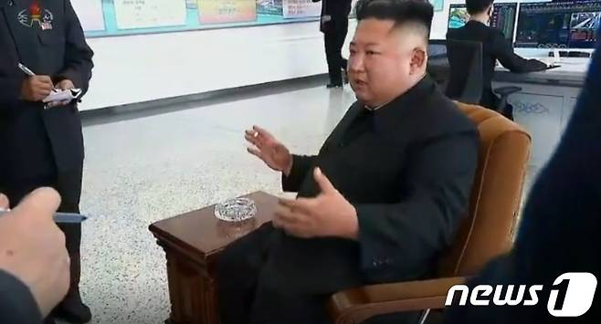 지난달 2일 오후 3시 10분 북한 조선중앙TV를 통해 김 위원장이 공장 내부에서 재떨이를 놓고 담배를 피우며 간부들과 대화하고 있는 모습을 공개했다. (조선중앙TV 갈무리) . 2020.5.2/뉴스1