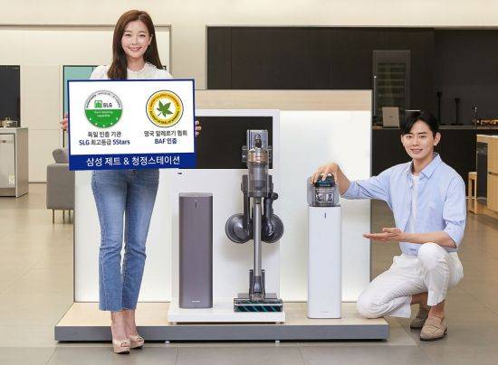 삼성전자 모델이 삼성디지털프라자 강남본점에서 SLG와 BAF인증을 받은 2020년형 프리미엄 무선 청소기 ‘삼성 제트’와 미세먼지 걱정 없이 먼지통을 간편하게 관리할 수 있는 ‘청정스테이션’ 을 소개하고 있다.

[사진=삼성전자]