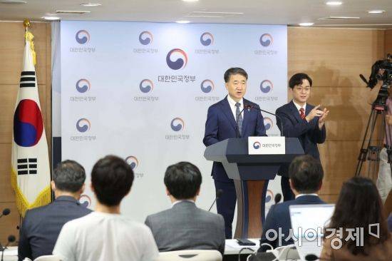 박능후 보건복지부 장관이 3일 서울 종로구 정부서울청사에서 열린 코로나19 치료제·백신개발 지원 대책 등 범정부지원단 3차 회의 개최 결과 브리핑에서 발언하고 있다. /문호남 기자 munonam@