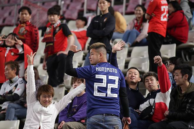 지난해 가시마 사커스타디움에서 열린 아시아 챔피언스리그 경남-가시마전에서 쿠니모토를 응원하는 친구들. [사진 프로축구연맹]