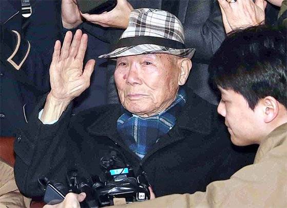 대법원은 2018년 10월 일제 강제징용 피해자 4명(3명 사망)이 신일철주금을 상대로 낸 손해배상청구소송 재상고심에서 ’피해자들에게 각각 1억원을 배상하라“는 원심판결을 확정했다. 일본 법원이 인정하지 않았던 배상청구권을 한국 대법원은 인정했다. 13년8개월 만에 승소한 이춘식씨는 선고 직후 ’너무 기쁘지만 세 사람이 먼저 가 슬프다. 동료들 없이 혼자 나와서 마음이 아프고 서운하다“고 복잡한 심경을 밝혔다. [김상선 기자]